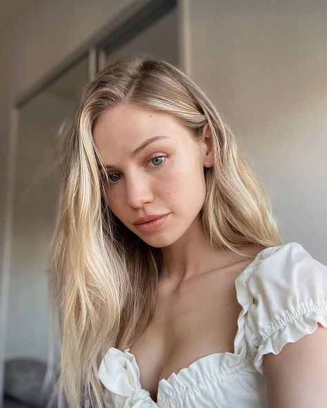 @scarlett shared a photo on Instagram: “Who else is obsessed with skincare?! I love trying new products and seeing what works for my skin, which is why I'm so excited that…” • Feb 21, 2020 at 12:25am UTC Scarlett Leithold Instagram, Scarlet Leithold, Scarlett Rose Leithold, Rai Sokolov, Scarlett Leithold, Calloway Sisters, Scarlett Rose, Nighttime Routine, Anime Cosplay Costumes