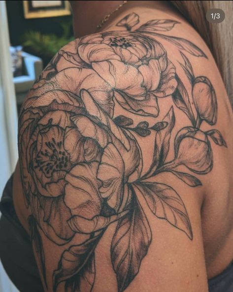 Shoukder tattoo floral Feminine Shoulder Tattoos, Shoulder Cap Tattoo, Shoulder Sleeve Tattoos, Quarter Sleeve Tattoos, Floral Tattoo Shoulder, Bauch Tattoos, Feminine Tattoo Sleeves, Female Sleeve, Tattoos For Women Half Sleeve