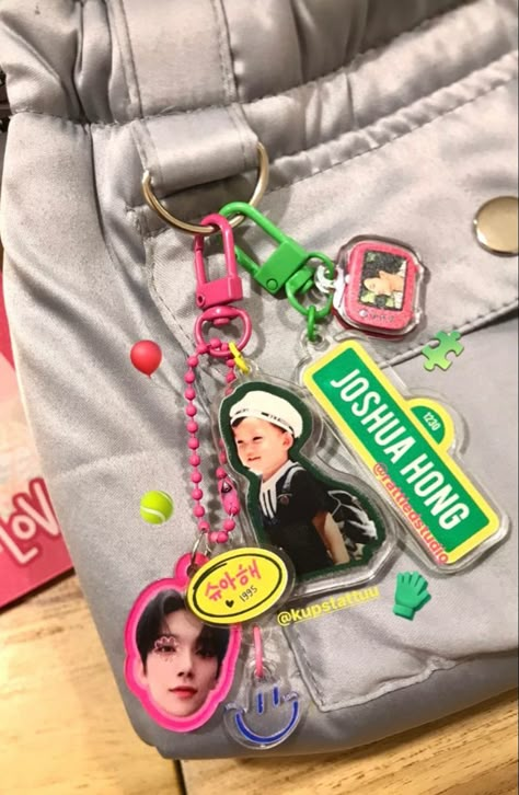 Anik Anik Bag, Keychain Bag Aesthetic, Kpop Keychain Ideas, Photocard Design Ideas, Seventeen Keychain, Kpop Merch Aesthetic, Keyring Kpop, Keychains Aesthetic, Anik Anik