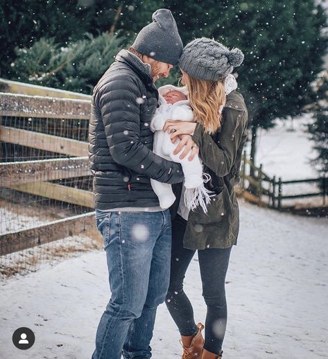 Winter Newborn Photography, Snow Family Pictures, Large Family Photography, Winter Family Photoshoot, Outdoor Newborn Photography, Christmas Photography Family, Newborn Christmas Photos, Mother Baby Photography, Family Studio Photography