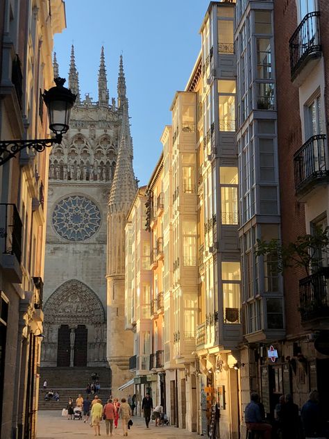 Burgos Vintage Architecture, Spring Trip, Italian Summer, Beautiful Places In The World, European Summer, Burgos, Pretty Places, Historic Buildings, Travel Aesthetic