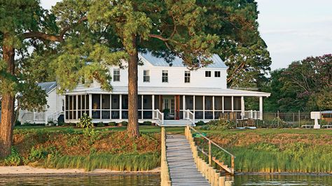 Tour a Farmhouse on The Bay and More Sarah Richardson, Beach House Style, Beach Cottage Style, River House, Coastal Farmhouse, Coastal Interiors, Coastal Design, Waterfront Homes, Country Farmhouse Decor