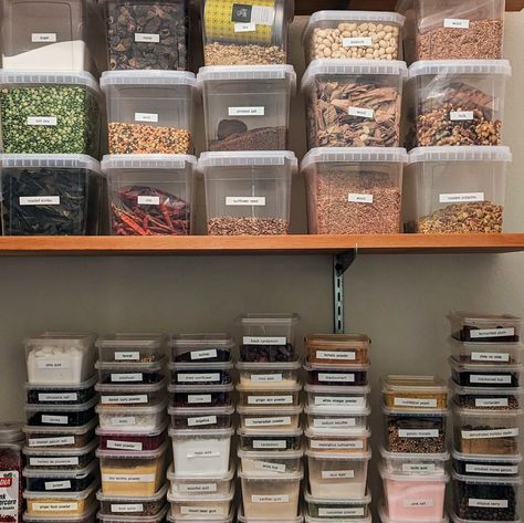 HOW TO ORGANIZE YOUR Kitchen LIKE A RESTAURANT Kitchen Ingredients Organization, Restaurant Pantry Organization, Muji Kitchen Storage, Professional Kitchen Organization, Restaurant Kitchen Organization, Restaurant Organization, Harvest Storage, Bake Sale Packaging, Dream Farmhouse