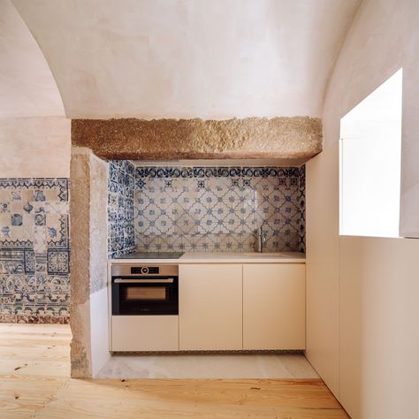 S. Vicente II – casca. architecture and design Kitchen With Portuguese Tiles, Portugal Home Decor, Portugese Kitchen Ideas, Portuguese Tile Kitchen, Lisbon Kitchen, Portuguese Interior Design, Portuguese Tiles Kitchen, Portuguese Interior, Portuguese Decor