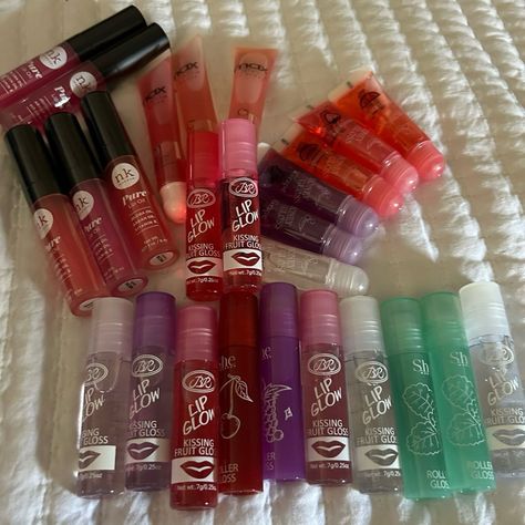 100 Pcs Included All New Never Used Lip Gloss Bundle Mixed! Lots Of Fruit Flavored Lipglosses. Perfect For Anyone Wanting To Start A Lipgloss Business La Colors Lipgloss, Broadway Lip Gloss Collection, Best Lip Oils, Baddie Lipgloss, Broadway Lipgloss, Lip Gloss Cute, Lip Gloss Aesthetic, Lipgloss Aesthetic, Cute Lip Gloss