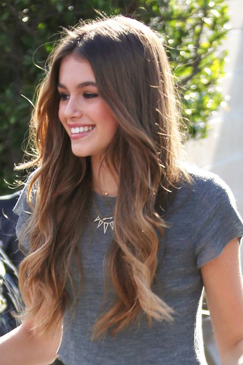 Kaia Gerber Wavy Medium Brown Loose Waves, Ombré Hairstyle Formal Hairstyles For Long Hair, Make Up Tools, Ball Hairstyles, Loose Waves Hair, Wedding Hair Inspiration, Kaia Gerber, Natural Hair Tips, Woman Portrait, Beautiful Lady