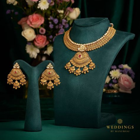 Manubhai Jewellers | Gold & Diamond Jewellers in Borivali, Mumbai Bridal Gold Jewellery Set, Tanishq Jewellery, Manubhai Jewellers, Antique Necklaces Design, New Gold Jewellery Designs, Fancy Jewelry Necklace, Modern Gold Jewelry, Bridal Jewelry Vintage, Pretty Jewelry Necklaces