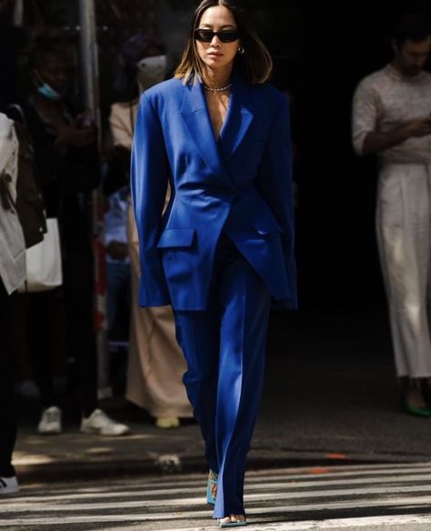 Cobalt Blue Fashion, Cobalt Blue Suit, Nyfw Style, Aimee Song, New York Fashion Week Street Style, B Fashion, Fashion Week Street Style, Blue Suit, Suit Fashion