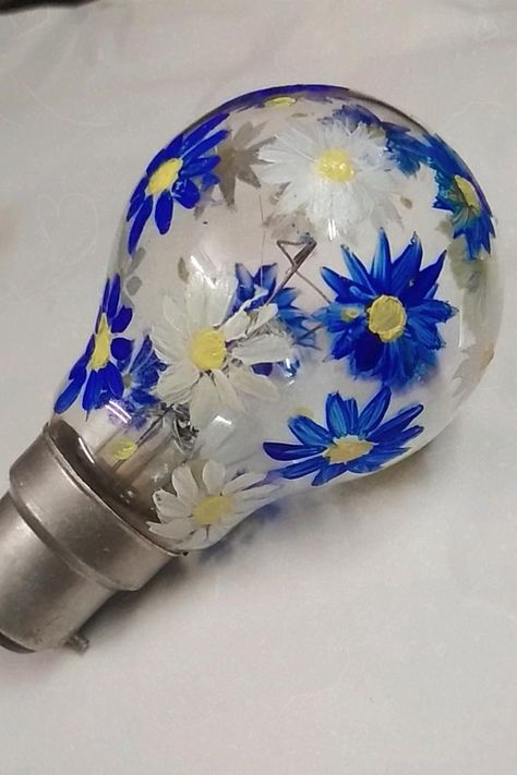 Painting On Light Bulbs, Light Bulb Painting Ideas Aesthetic, Painted Light Bulbs Diy, Bulb Painting Ideas Aesthetic, Light Bulb Painting Ideas, Bulb Painting Ideas, Bulb Painting, Bulb Art, Diy Light Bulb