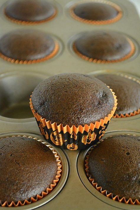 Super moist Eggless Chocolate Cupcakes are to die for! So Chocolate-y, delicious, and super moist. Buttercream frosting on top adds a lovely flavor and complements the chocolate well. Vegan & Nut-free #veganbaking #vegancupcakes #egglessbaking #egglesscupcakes Cupcakes Eggless, Mini Cupcake Recipes, Eggless Chocolate Cupcakes, Basic Cupcake Recipe, Vegan Cupcake, Zucchini Recipes Dessert, Egg Free Baking, Eggless Cakes, Baking Breads