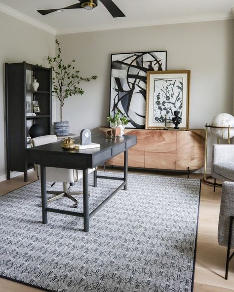 Masculine Office Decor Professional, Modern Transitional Office, Neutral Office Decor, White Office Ideas, Masculine Office Decor, Grey Office Furniture, Black And White Home Office, Eclectic Office, Black Desk Office