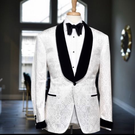 Tuxedo Suit Men Wedding Ideas, Cpm Designs, White Wedding Outfit, Groomsmen Pics, Best Man Suit, White Tuxedo Wedding, Reception Suits, Men Wedding Suit, Tuxedo White