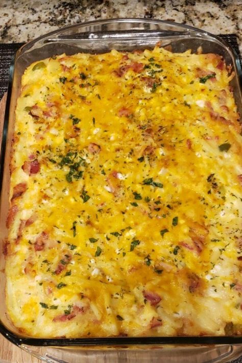 Cheesy Amish Breakfast Casserole | "When I need to feed a crowd this is the recipe I use. It is delicious. There are never any leftovers - even if I make two pans." #breakfastrecipes #brunchrecipes #breakfastideas #brunchideas #breakfastcasserole #breakfastcasserolerecipe #makeaheadbreakfastcasserole Breakfast Casseroles To Feed A Crowd, Paula Dean Breakfast Casserole Recipes, Amish Egg Bake Breakfast Casserole, Cheesy Amish Breakfast Casserole, Crowd Pleasing Breakfast Recipes, Breakfast For 50 People, Amish Breakfast Casserole Cottage Cheese, Company Breakfast Ideas, Ranch Breakfast Casserole