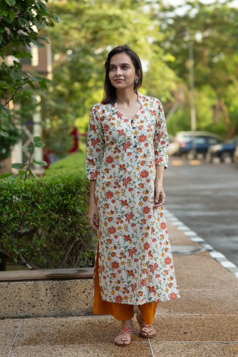 Stylish Kurtis Design, Tie Dye Tops, Simple Kurti Designs, Kurti Embroidery Design, Kurta Neck Design, Salwar Kamiz, Modest Dresses Casual, Dress Neck Designs, Kurti Designs Party Wear