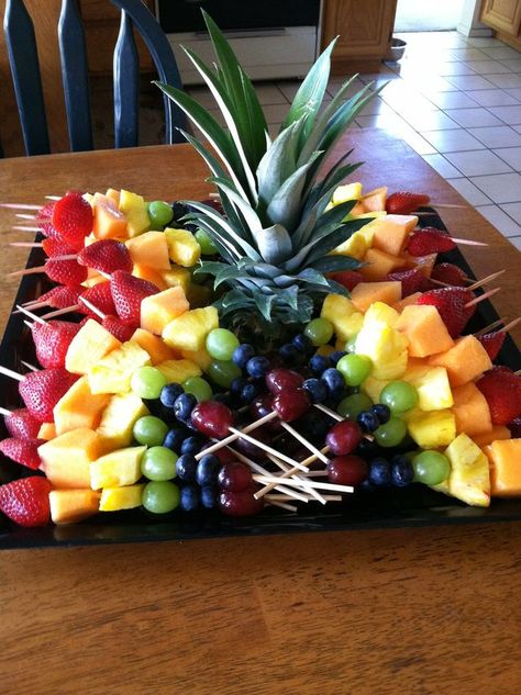 Fruit tray Fruits On Stick, Fruit Kabobs For Party Bridal Showers, Fruit Board Ideas For Party, Fruit On Stick, Fruit Screwers, Fruit Kabobs For Party Skewers, Fruit Skewers Ideas, Fancy Fruit Platter Ideas, Simple Fruit Platter Ideas