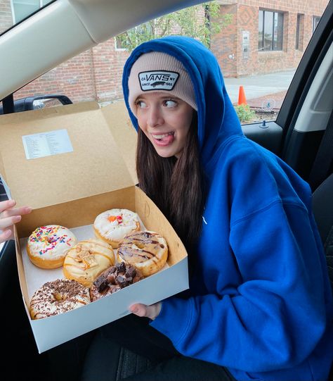 food, food INSPO, donuts, donut lover, cute pose, cute girl aesthetic. Eating Donuts Photoshoot, Foodie Girl Aesthetic, Girl Eating Aesthetic, Donut Pics, Donut Photoshoot, Food Poses, Donut Aesthetic, Simple Reference, Donuts Aesthetic