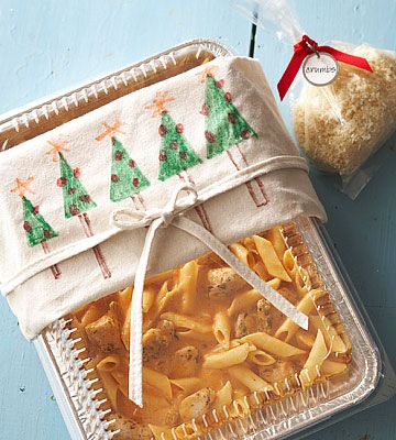 Apron Wrap for Toteable Casseroles...cute idea for a gift. Make a delicious casserole and wrap acute apron around the foil pan(or even a new casserole dish), and secure with the apron ties. Diy Christmas Gifts Food, Food Gifts Wrapping, Christmas Diy Food, Diy Food Gifts, Homemade Food Gifts, Christmas Food Gifts, Holiday Gift Baskets, Christmas Baskets, Edible Gifts