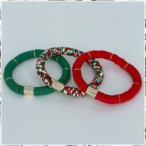 Christmas Jewelry - Yes, You Want It! Isn't that what you are searching for? Visit now for more tips. Christmas Heishi Bead Bracelets, Christmas Heishi Bracelet, Christmas Clay Bead Bracelets, Christmas Beaded Bracelets, Christmas Bracelet Ideas, Bracelets Christmas, Christmas Jewelry Diy, Heishi Bracelets, Beaded Braclets