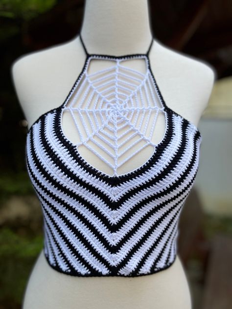 Goth Crochet Projects, Spider Corset, Free Crochet Halloween, Crochet Halloween Patterns, Crochet Spiderweb, Crochet Halter Neck Top, Crochet Halloween Patterns Free, Corp Goth, Crochet Guide