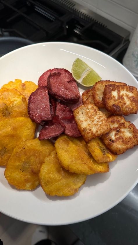 Dominican Breakfast Ideas, Fritos Con Salami, Dominican Breakfast, Dominican Republic Food, Dominicano Recipes, Pasti Sani, Dominican Food, Healthy Food Dishes, Island Food