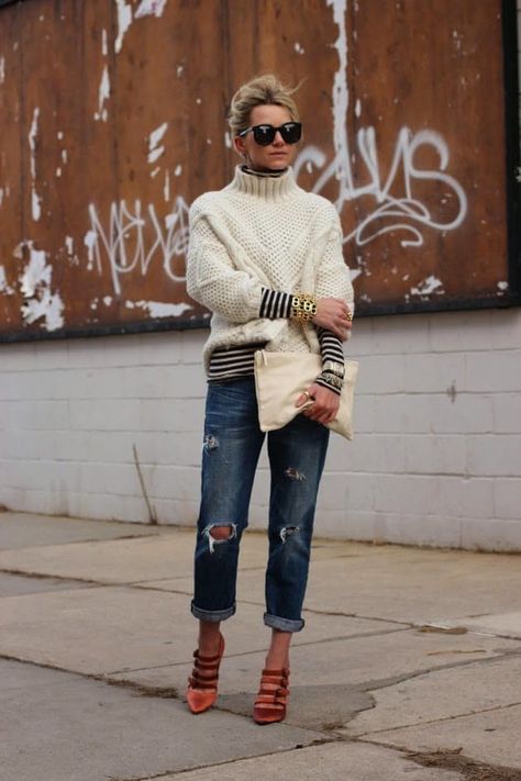 Winter Is Long: Rethink Your Cold-Weather Classics to Get You Through in Style How To Wear Turtleneck, Shredded Jeans, Look Grunge, Love Jeans, Fashion Boho, Looks Street Style, Carrie Bradshaw, 가을 패션, Fall Fashion Trends