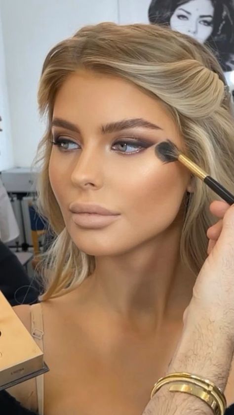 makeup for green eyes Natural Glowing Makeup Green Eyes, Make Up Ideas For Blondes, Full Glam Makeup For Blondes, Blonde Eye Makeup, Brides Maid Make Up, Wedding Makeup Contour, Make Up For Blondes With Green Eyes, Glam Bride Makeup Green Eyes, Bronzer Eyeshadow Look