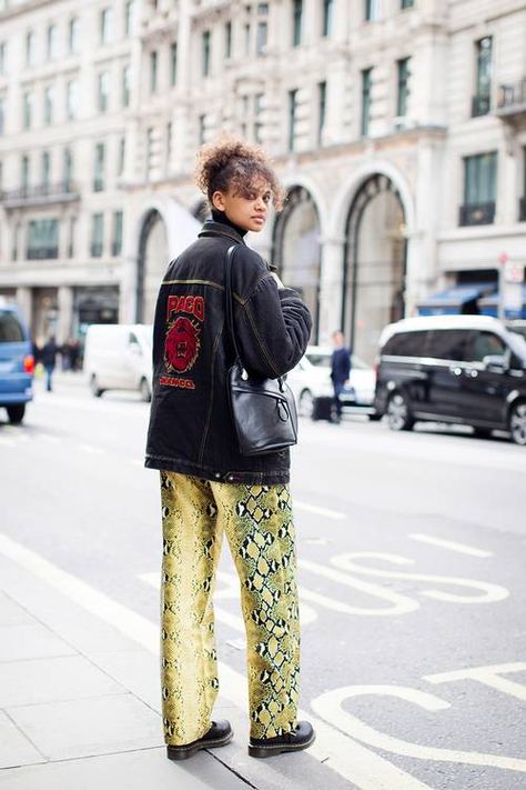 The Best London Street Style Looks | Who What Wear UK Quoi Porter, Street Style Edgy, Womens Fashion Casual Spring, Women Fashion Edgy, Office Fashion Women, Style Advice, London Street Style, Womens Fashion Edgy, London Street