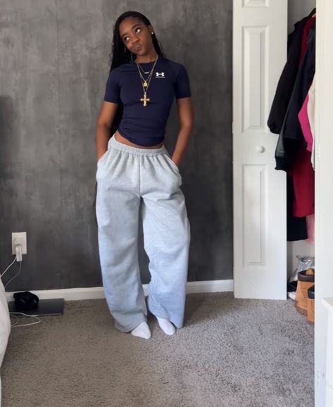 Sweatpants Outfit Winter Street Styles, Styling Baggy Sweatpants, Streetwear Fits Aesthetic, Fitted Sweatpants Outfit, Comfterble Outfits Simple, Streetwear Outfit For School, Gray Jogging Pants Outfit, Calm Aesthetic Outfit, Urban Planet Outfits