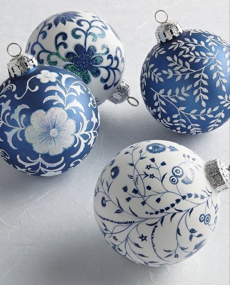 Chinoiserie Ornaments, Clear Glass Ornaments, Dekor Diy, Bauble Ornaments, Silver Christmas Tree, White Ornaments, Glass Bauble, Christmas Decorations For The Home, Seasonal Crafts