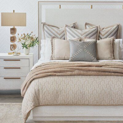 White And Ivory Bedroom Ideas, Modern Bedding Set Ideas, Decorative Bed Pillows Ideas, Cream And White Bedding, White And Cream Bedding, Cream Bedding Ideas, Bedding Ideas Master, 2023 Bedroom Trends, Master Bedding Ideas