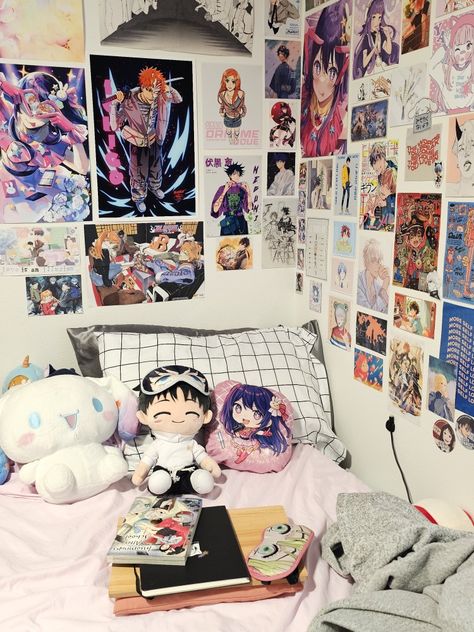 Otaku Bedroom Aesthetic, Girly Anime Room, Manga Bedroom Ideas, Aesthetic Anime Room Ideas, Anime Bedroom Aesthetic, Manga Bedroom, Anime Themed Room, Otaku Bedroom, Otaku Room Aesthetic