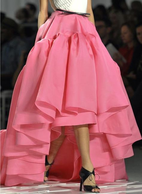 high-low pink skirt Evening Skirts, Pink Skirt, Mode Inspo, Gorgeous Gowns, Mode Inspiration, Retro Outfits, Fashion Details, New York Fashion, Look Fashion