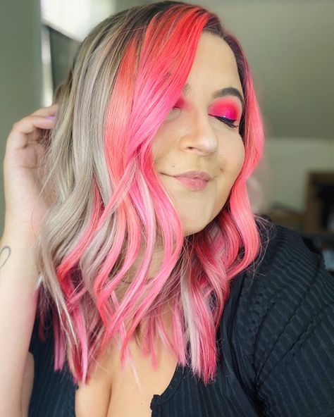 Pink/peach money piece 😍 Before i got my hair done i was looking for colored moneypiece inspo and couldn’t find any- so i hope this inspires some of you ✨💕 Blonde Hair With Color Money Piece, Colored Money Piece Hair Blonde, Peach Money Piece Hair, Coral Money Piece Hair, Blonde And Pink Money Piece, Blonde Hair With Money Piece Color, Rainbow Money Piece, Blonde Hair Pink Money Piece, Rainbow Money Piece Hair