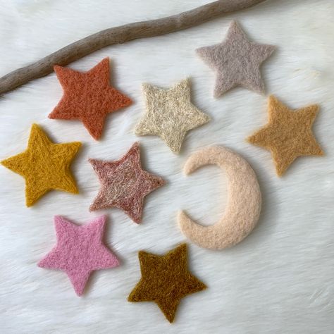 Felt Moon Pattern, Needle Felting Garland, Needle Felted Star, Needle Felted Moon, Felt Moon, Nature Classroom, Stars Garland, Felt Stars, Felting Diy