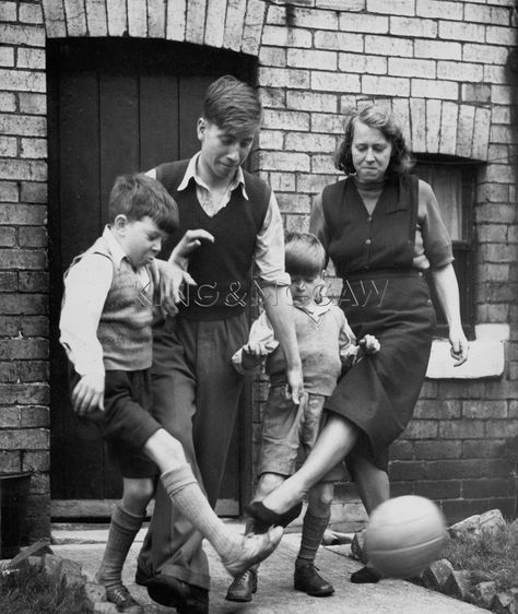 Bobby Charlton 1953. Bobby Charlton, Michael Owen, George Best, Arsenal Players, Football Images, Stoke City, Champions League Final, Play Soccer, Human Condition