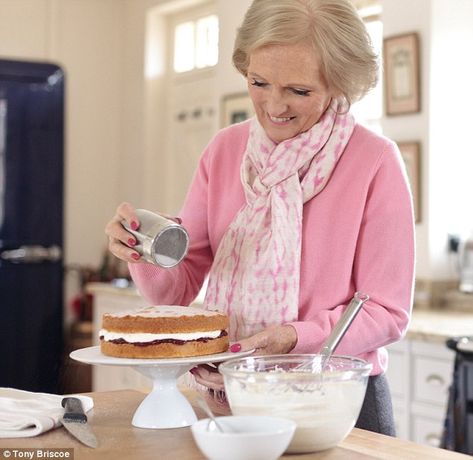 Mary Berry Special: Victoria sandwich cake | Daily Mail Online Mary Berry Cakes, Victoria Sandwich Cake, Victoria Sandwich, British Baking Show Recipes, British Bake Off Recipes, Bake Off Recipes, British Cooking, Mary Berry Recipe, British Recipes