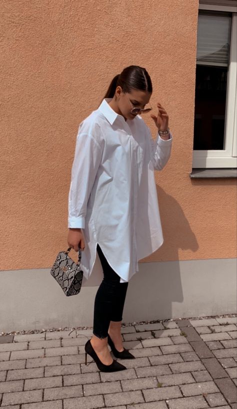 Quiet Luxury Style Women, Oversized Business Outfit, Open Button Down Shirt Outfit Women, White Shirt Outfit Work, White Collar Shirt Outfit, Oversized White Shirt Outfit, Black Leggings Outfits, Style Black Leggings, Oversized Shirt Outfit