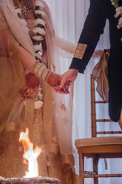 Indian Married Couple Aesthetic, Indian Wedding Aesthetic Couple Pic, Indian Marriage Aesthetic, Indian Wedding Aesthetic, Must Have Wedding Pictures, Indian Wedding Pictures, Engagement Aesthetic, Wedding Organiser, Indian Engagement