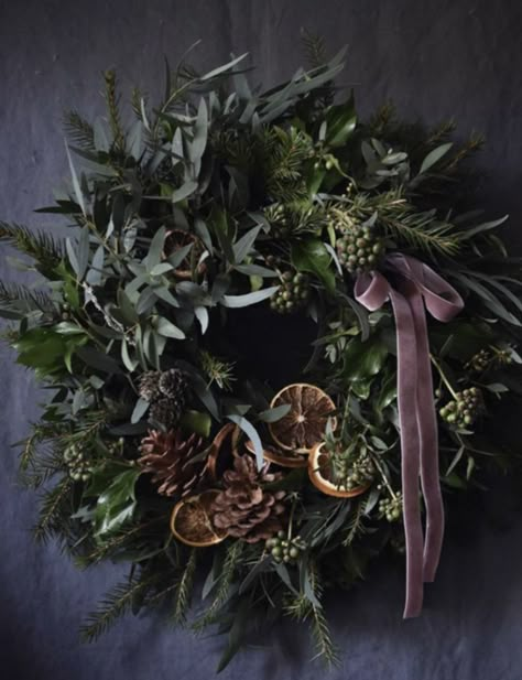 Martha Stewart Wreath, Dark Christmas Wreath, Moody Christmas Wreath, Foraged Wreath, Unique Christmas Wreaths, Julkransar Diy, Natural Christmas Wreaths, Navidad Natural, Flower House