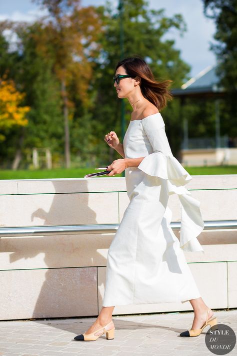 Nicole Warne wearing Ellery dress & Chanel slingbacks #StreetStyle Slingback Chanel, Gary Pepper Girl, Nicole Warne, Nontraditional Wedding Dress, Chanel Slingback, Date Night Outfit Summer, Street Style 2016, 2016 Fashion Trends, Moda Paris