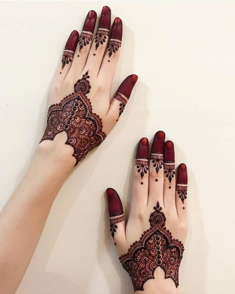 Henna Inspo 💅🏽 #PakistanStyleLookbook Mehndi Designs Finger, Henna Hand Designs, Inai Pengantin, Red Henna, Tato Henna, Mehndi Designs 2018, Bridal Mehendi Designs Hands, Henna Art Designs, Tattoo Henna