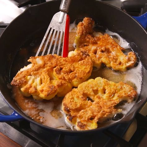 Chicken Fried Cauliflower, Fedtforbrændende Mad, Veggie Cakes, Savoury Slice, Resep Juice, Easy Vegetable Recipes, Sommer Mad, Tv Recipes, Fried Steak