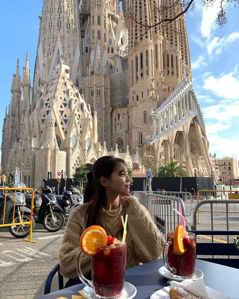 @mini.life_ posted on Instagram • Jan 13, 2022 at 1:43pm UTC Madrid Spain Instagram Pictures, Barcelona Summer Outfits 2024, Barcelona Pics Ideas, Spain Instagram Pictures, Barcelona Instagram Pictures, Barcelona Outfit Ideas, Spain In The Fall, Spain Photo Ideas, Barcelona Summer Outfits