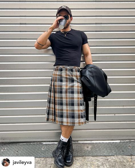 Men’s Skirt Fashion, Men In Skirts Street Style, Men Skirt Street Style, Men In Maxi Skirts, Skirt Outfits For Men, Nonbinary Aesthetic Outfit, Men’s Skirt Outfit, Men In Feminine Clothes Aesthetic, Men Wearing Skirts Outfits