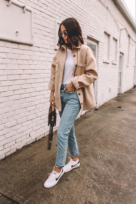 Beige Shirt Outfit Winter, T Shirt Jacket Outfit, Cafe Jacket Outfit, Jeans Neutral Outfit, How To Style Beige Jacket, Tan Shirt Jacket Outfit, Beige Shirt Jacket Outfit, Cream And Tan Outfit, Neutral Shacket Outfit