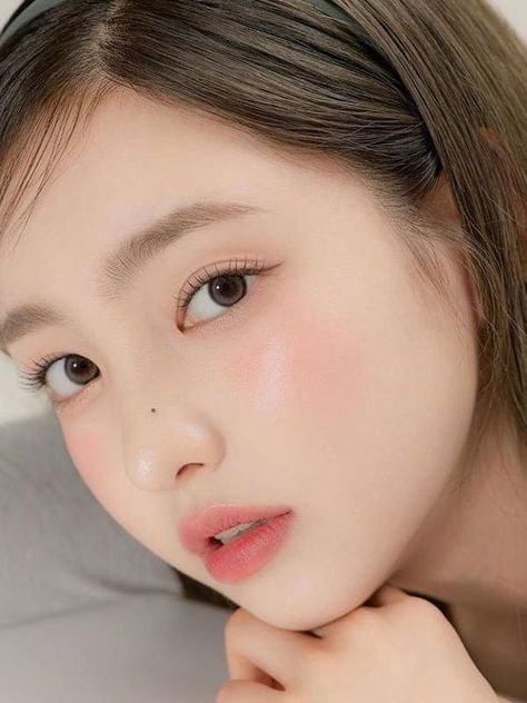 Light Make Up Korean, Korean Spring Makeup Looks, Coral Makeup Looks Natural, Korean Spring Makeup, Light Spring Korean Makeup, Coral Makeup Looks Korean, Sweet Makeup Look Natural, Spring Light Makeup, Make Up Korean Look Natural