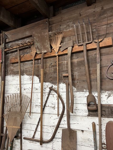 Vintage Carpenter Tools, Vintage Farm Tools, Tool Shed Interior, Old Farm Decor, Old Tools Decor Ideas Wall, Farm Equipment Decor, Old Farm Tools, Shed Exterior Ideas, Garden Tools Decor