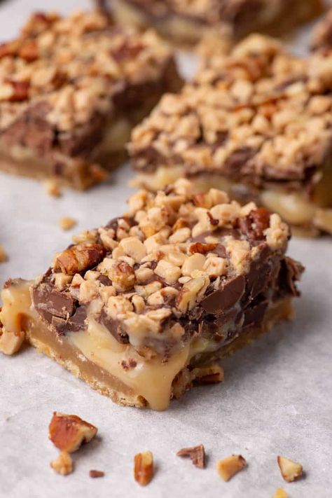 Shortbread Toffee Bars, Bar Treats Dessert, Toffee Shortbread Bars, Shortbread Toffee Cookie Bars, Xmas Bars And Squares, Bar Recipes Dessert, Squares And Bars Recipes, Toffee Cheesecake Bars, Toffee Chocolate Bars