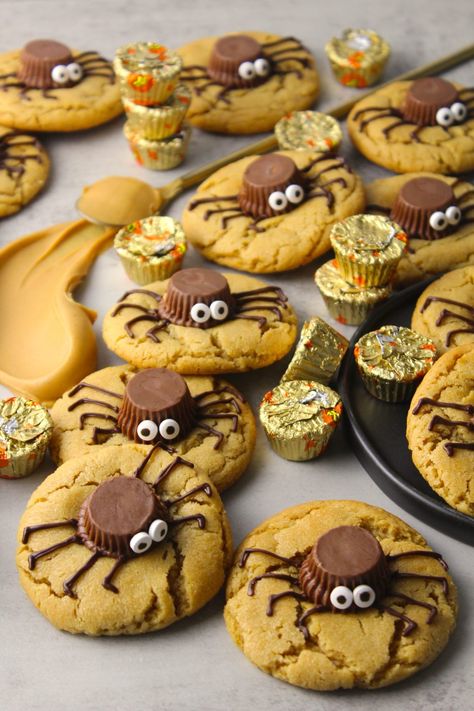 Spooky Treats For Halloween, Halloween Themed Cookies, Squeaky Mixer, Halloween Bakes, Themed Baking, Autumn Desserts, Galletas Halloween, Pb Cookies, Postres Halloween