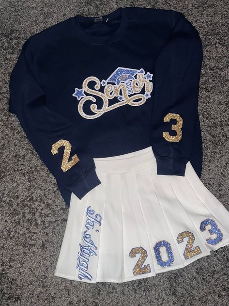 Tennis Skirt With Sweatshirt, Skirt With Sweatshirt, Senior Skirt, Tennis Senior Pictures, Senior Graduation Pictures, Tennis Skirt Outfit, Pics Inspo, Senior Graduation, Graduation Outfit